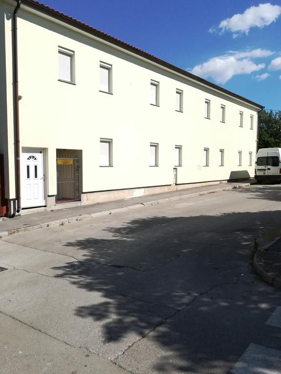 Cinema House Single & Double Rooms & Studio Apartments Pula Exterior photo